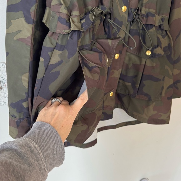 J Crew The Perfect Rain Jacket in Camo Utility Hooded Cinchable L - Picture 6 of 10
